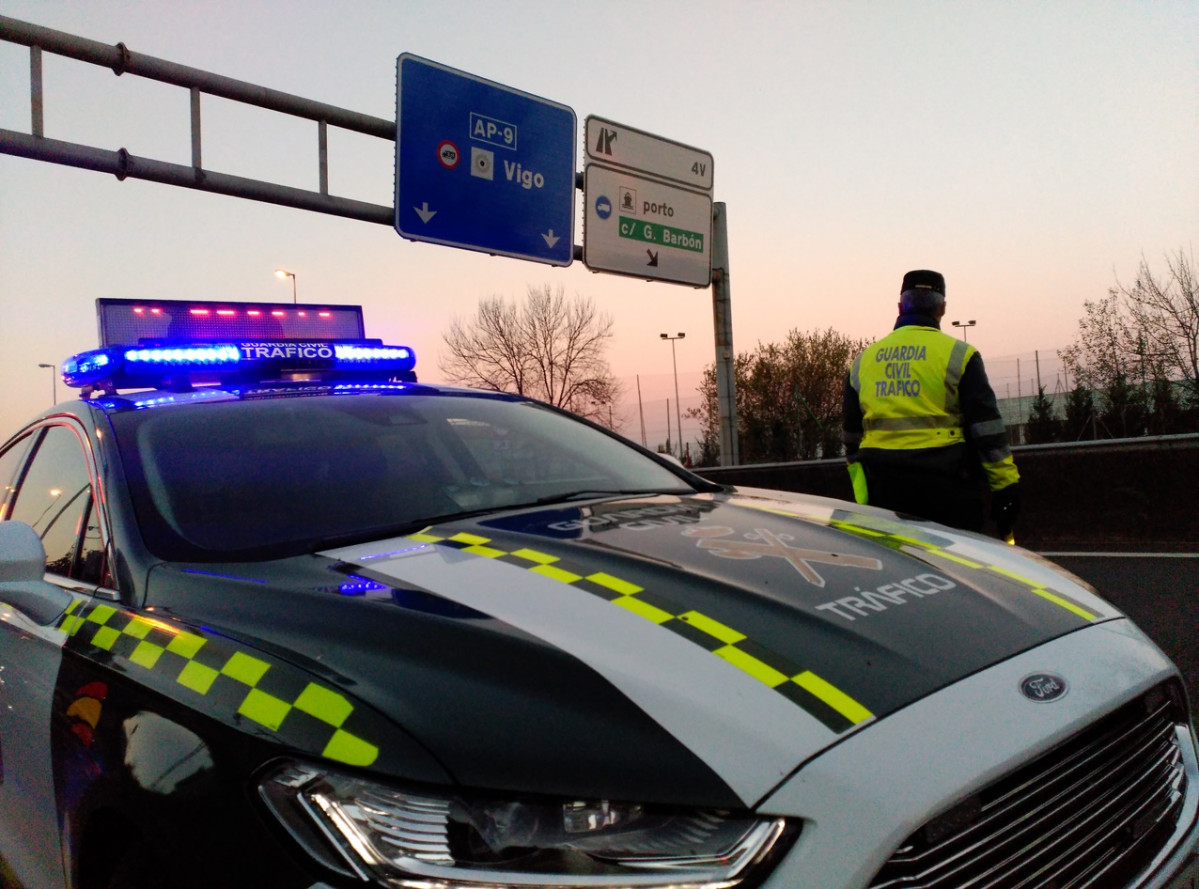 A Garda Civil activa en Pontevedra un dispositivo especial de seguridade viaria con motivo da ponte.