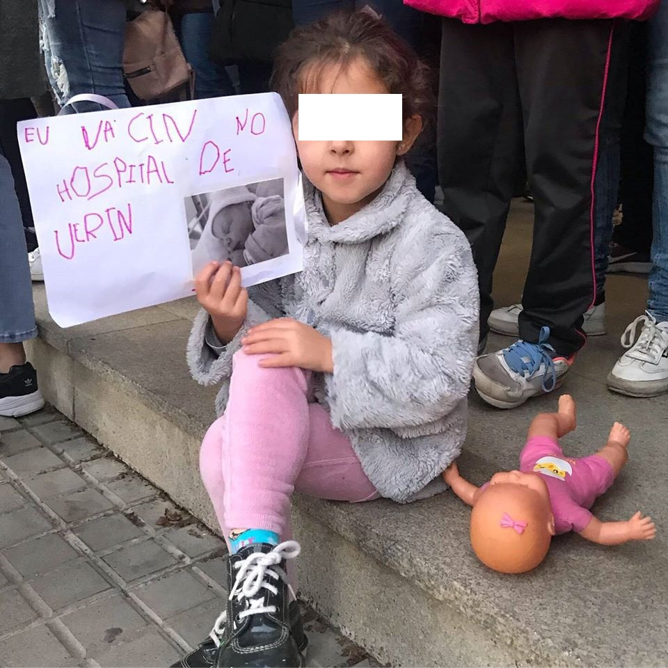 Unha niu00f1a participa nas manifestacións contra o peche do paritorio de Veru00edn nunha foto publicada por @BeinhaOur