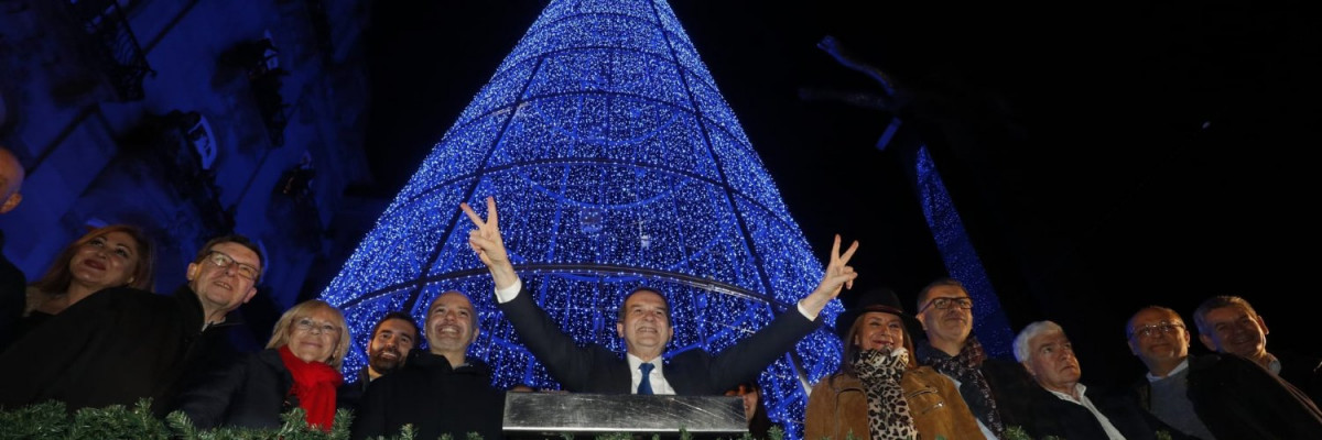 Abel Caballero inagurando a iluminación do Nadal nunha foto da súa Twitter