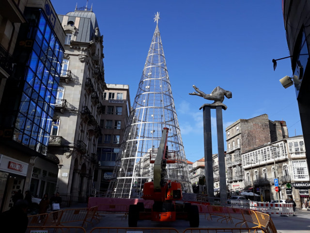 Montaxe da árbore de Nadal en Pórtaa do Sol en Vigo.