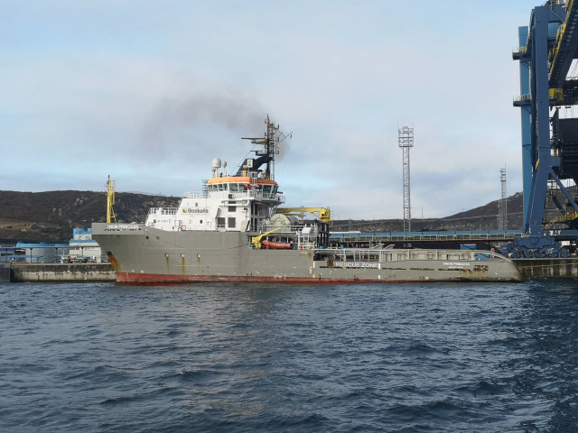 Remolcador Union Princess no porto exterior de Ferrol para axudar nos labores de desencallamiento do Blue Star