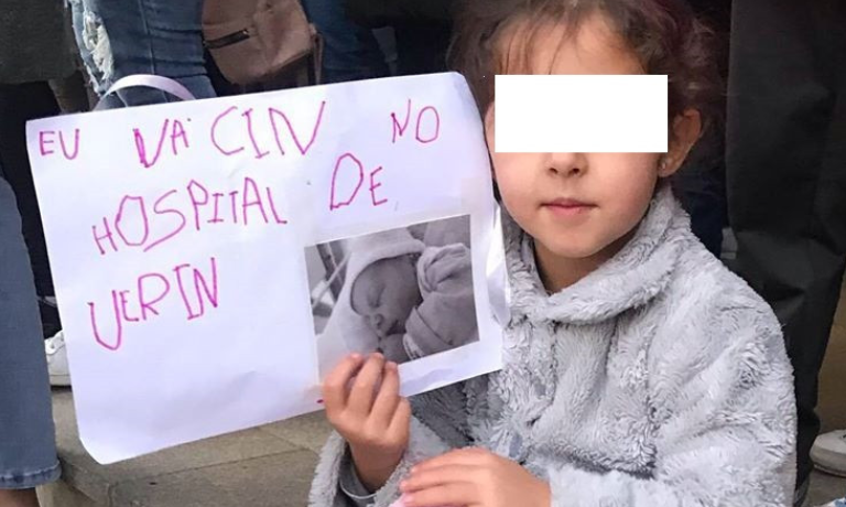 Nena nunha protesta contra o peche do paritorio de Verín