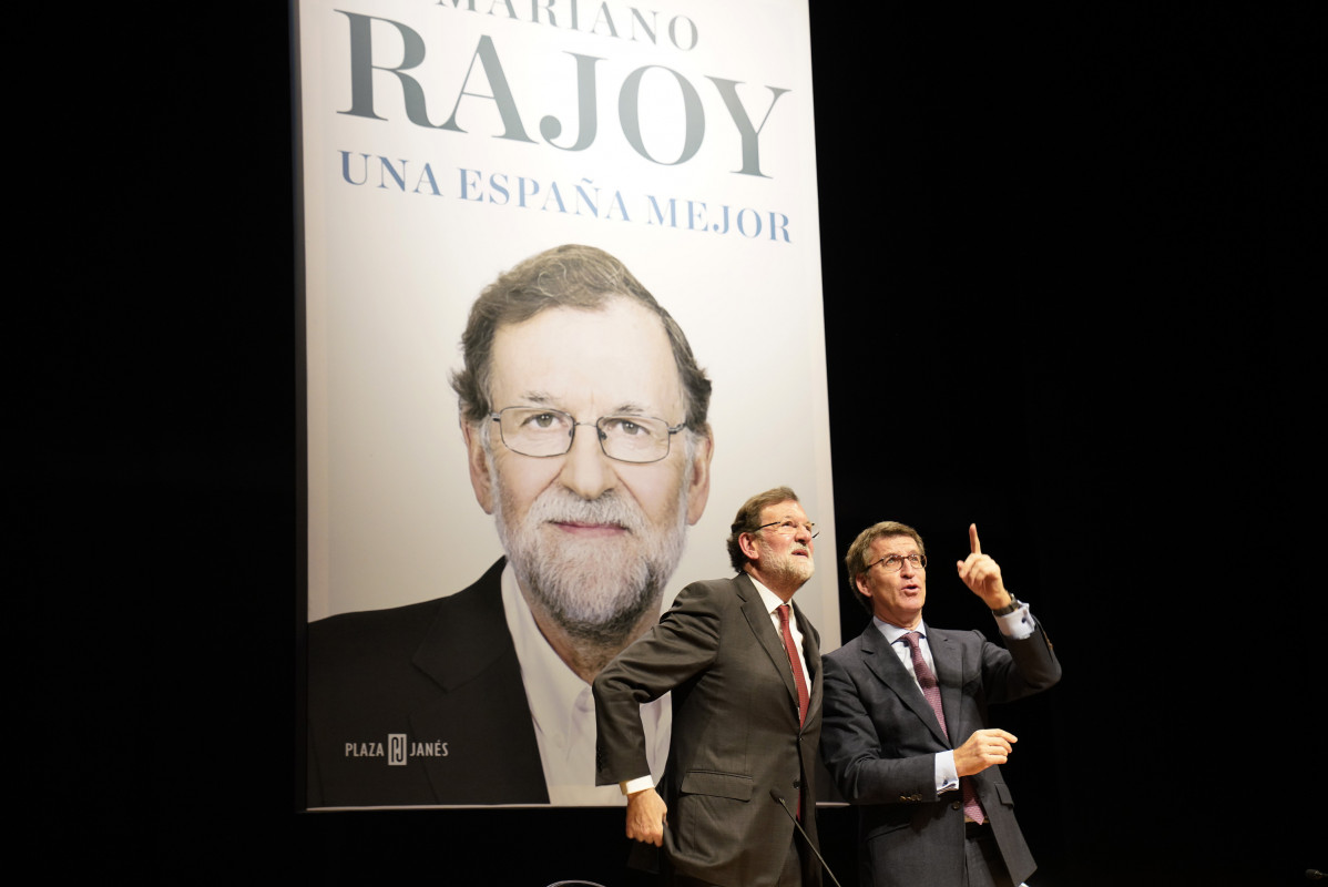 O presidente da Xunta de Galicia, Alberto Núñez Feijóo, e o expresidente Rajoy na presentación do libro 'Unha España mellor' de Mariano Rajoy