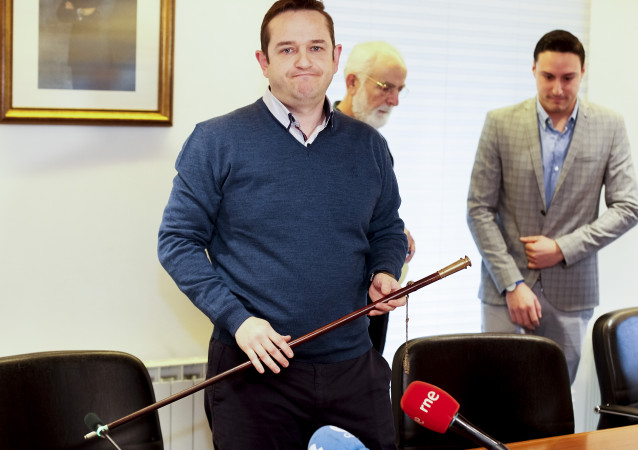 Juan Domingo de Deus (PP), novo alcalde de Mugardos pousa co seu bastón tras saír adiante a moción de censura presentada por PP e PSOE