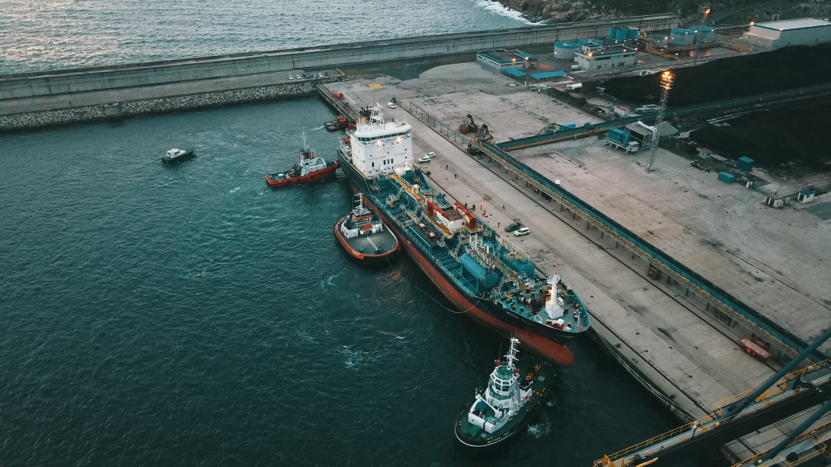Imaxe tomada con dron do ‘Blue Star’ á súa chegada ao porto exterior de Ferrol