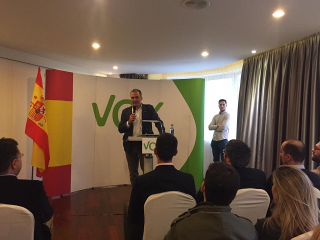 O secretario xeral de Vox, Javier Ortega Smith, nun acto con seguidores en Ferrol