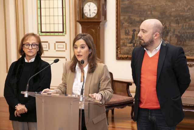 A alcaldesa, Inés Rey, e os concelleiros Esther Fontán e José Manuel Lage, en rolda de prensa sobre a planta de Nostián