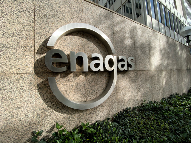 Detalle do logo de Enagás na sede da empresa de infraestruturas de gas natural  en Madrid