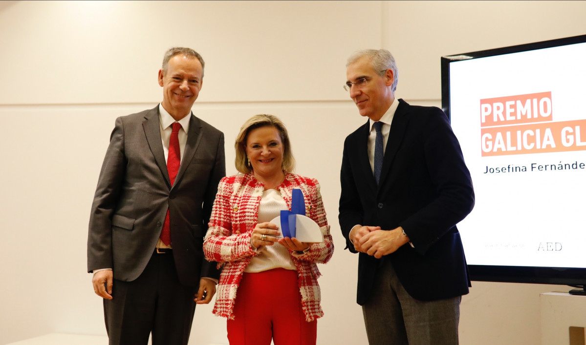 Xosefina Fernández, CEO de DomusVi, recibe o premio Galicia Global 2019 de mans de Francisco Conde, conselleiro de Economía da Xunta de Galicia (dereita), e Manuel Fernández Pellicer, presiden