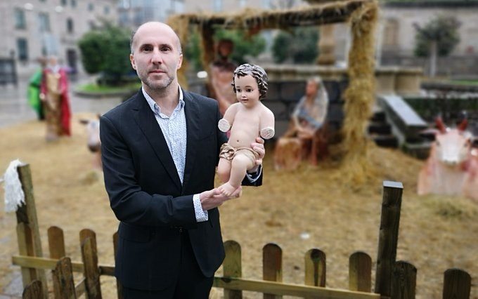 O alcalde de Ourense, Gonzalo Pérez Jácome, pousa coa figura do Neno Jesús recuperada nunha imaxe colgada por Democracia Ourensá no seu perfil de Twitter