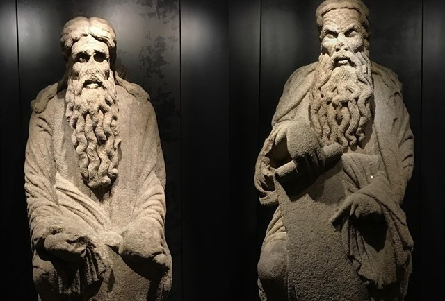 Estatuas de Isaac e Abraham, obras do Mestre Mateo, en Santiago de Compostela