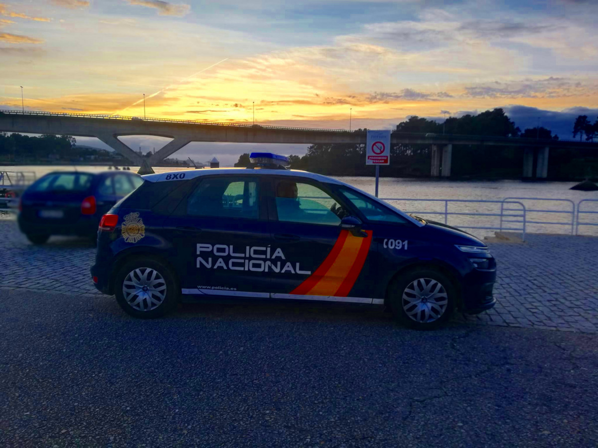 O coche policial zeta no peirao de Pontevedra onde sucederon os feitos