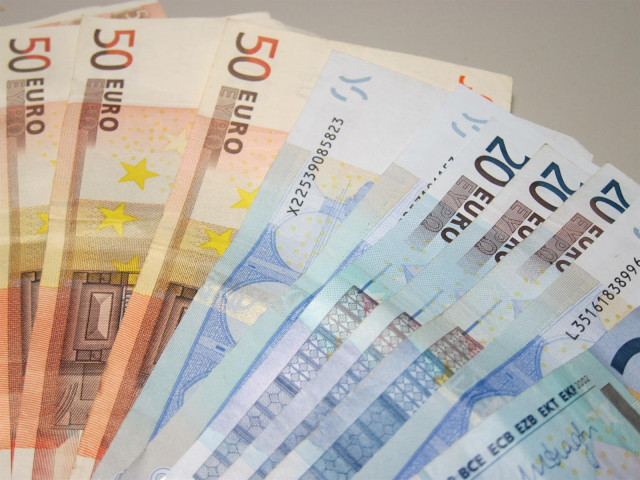 Imaxe de arquivo de billetes de 50 e 20 euros