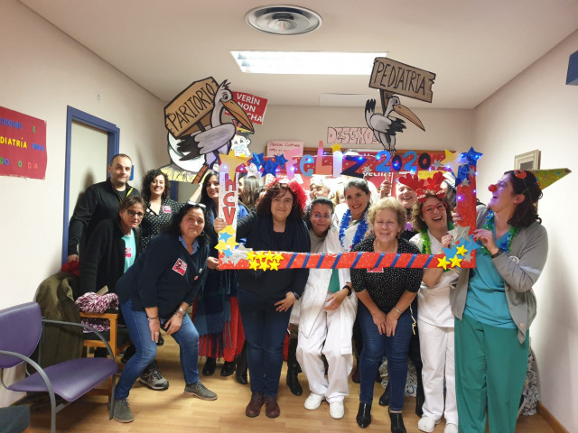 Profesionais sanitarios e veciños de Verín (Ourense) pasan a Noitevella encerrados no hospital.