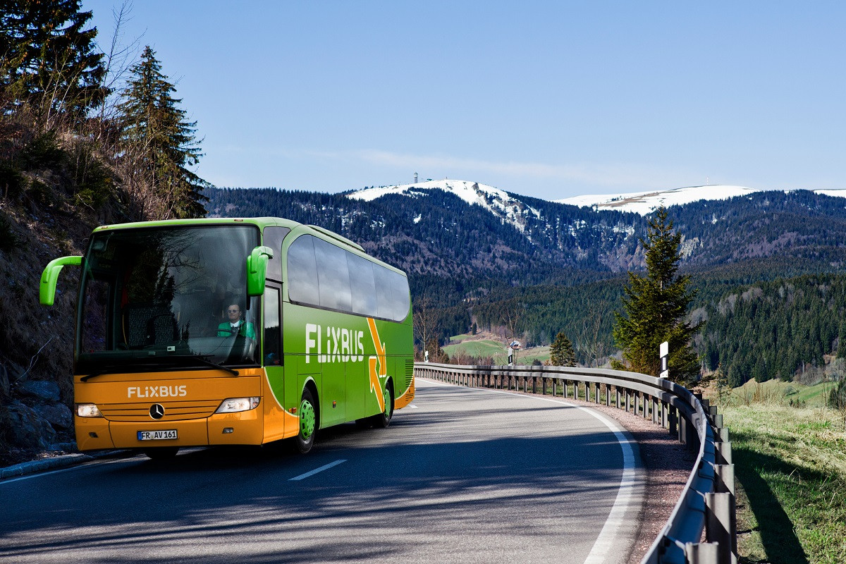 Un autobu00fas da compau00f1ou00eda Flixbus nunha imaxe promocional