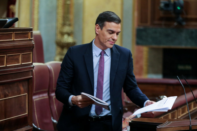 O presidente do Goberno en funcións, Pedro Sánchez, disponse a dar a réplica aos portavoces do Grupo Plural durante a primeira sesión do debate da súa investidura na XIV Lexislatura en Madrid (España), ao 4 de xaneiro de 2020.