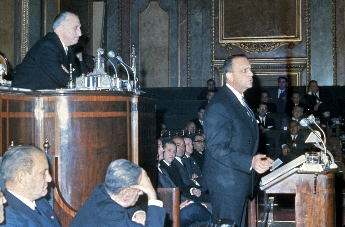 15 DE MARZO DE 1966 - CONGRESO DOS DEPUTADOS, MADRID, ESPAÑA: O ministro de Información e Turismo, Manuel Fraga, durante o seu discurso con motivo da promulgación da Lei de Prensa.