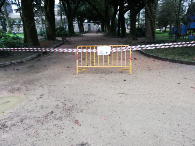 Parque en Pontevedra pechado polo forte vento.
