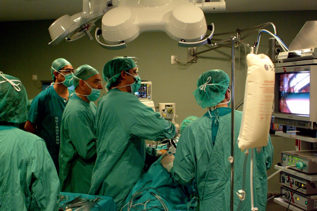Imaxe de arquivo dun transplante renal nun quirófano do Hospital Virxe do Rocío.