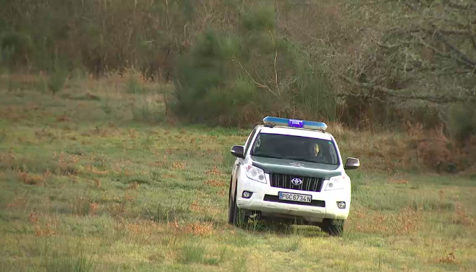Garda Civil investigando a zona do suposto homicidio imprudente dun cazador en San Xou00e1n de Ru00edo nunha imaxe da TVG