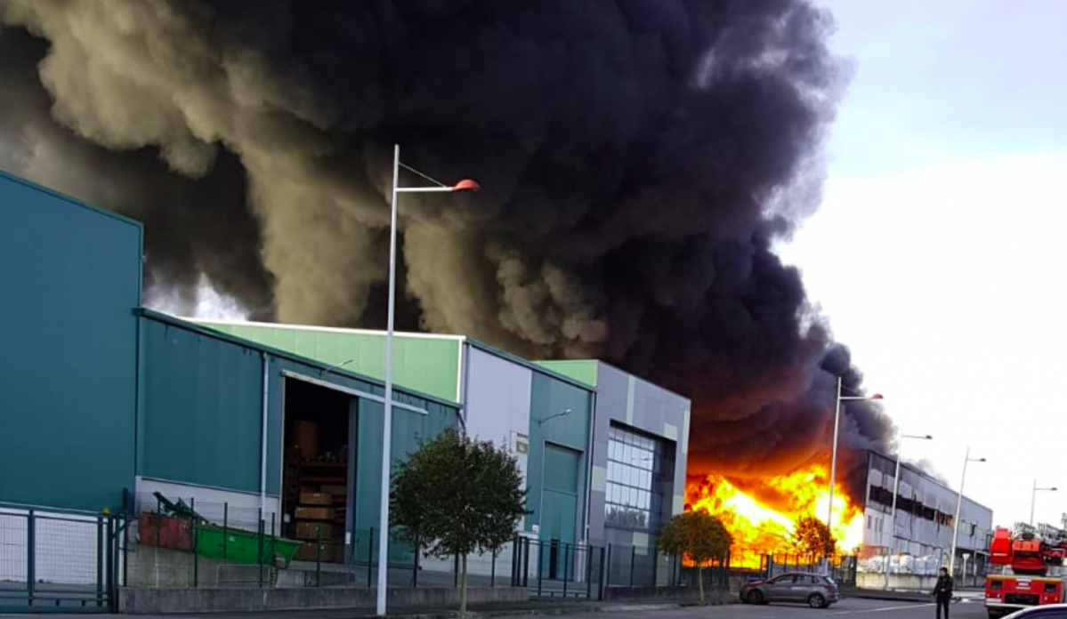 Incendio en Naru00f3n nunha imaxe de SUP Galicia