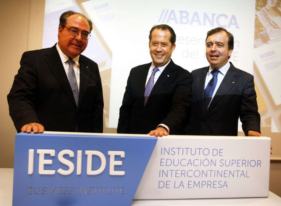 Escotet, no centro, dono de ABANCA co logo de IESIDE, xerme da futura nova universidade