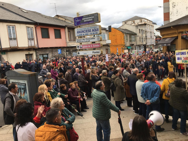 Máis de 1.000 persoas maniféstanse na Rúa (Ourense) para esixir a construción dun centro de saúde e a mellora da atención primaria na comarca de Valdeorras