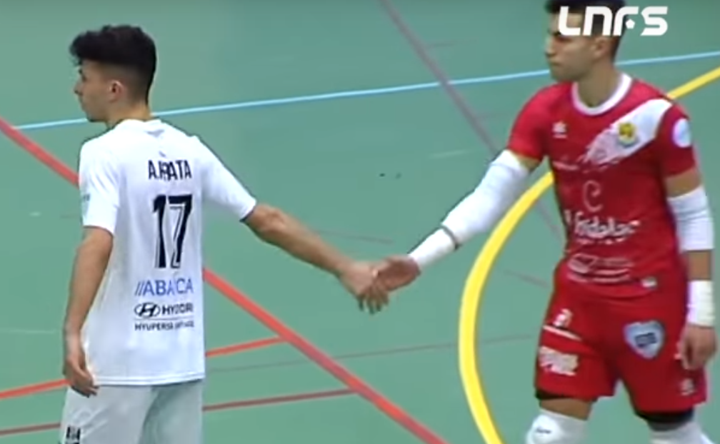 O porteiro rival agradece o xesto do delatero do Futsal Pirata
