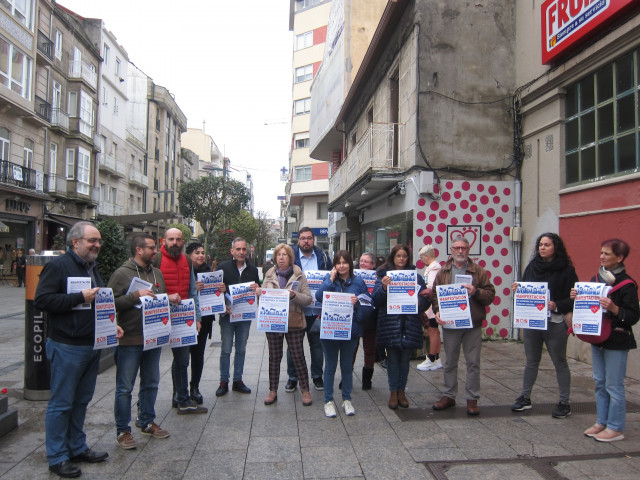 Integrantes da plataforma SOS Sanidade Pública na área de Vigo pousan tras repartir folletos informativos sobre a manifestación convocada para este domingo en Santiago