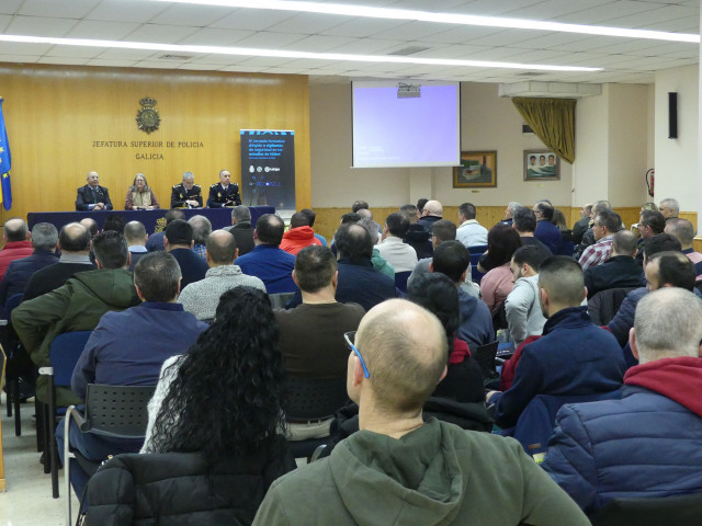 A Policía Nacional forma aos vixiantes de seguridade que prestan servizo en estadios de fútbol en Galicia.