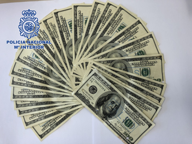Dólares falsificados intervidos pola Policía Nacional en Ribeira (A Coruña) nunha operación con oito detidos.