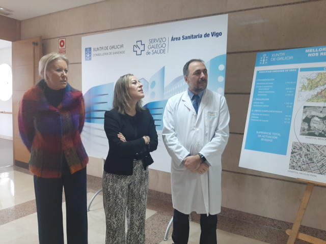 A delegada da Xunta en Vigo, Corina Porro, a conselleira de Infraestruturas e Mobilidade, Ethel Vázquez, e o xerente da área Sanitaria de Vigo, Julio García, antes de pariticipar nun acto