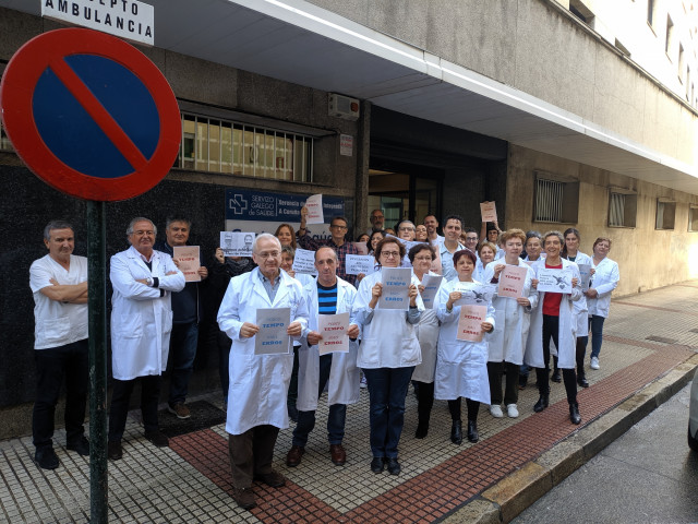 Presonal dun centro de saúde da Coruña concéntrase para reivindicar melloras en Atención Primaria.
