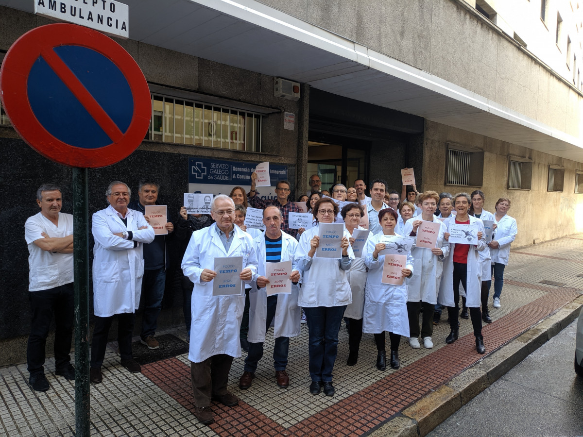 Sanitarios dun centro de saúde da Coruña concéntrase para reivindicar melloras en Atención Primaria nunha imaxe de arquivo.