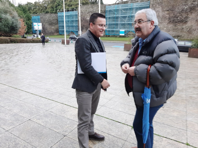 O presidente da plataforma Galicia Baleira, Jesús Vázquez, co conselleiro de Medio Rural, José González, en Lugo.