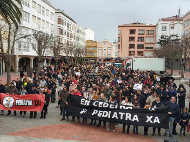 Manifestantes en Cedeira pola recuperación do servizo de pediatría