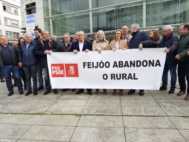 Protesta de alcaldes socialistas en Lugo para denunciar o abandono do rural.