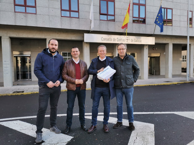 O secretario provincial do PSOE de Ourense, Rafa Villarino, entrega ao Consello de Contas mil folios con documentación sobre contratos 