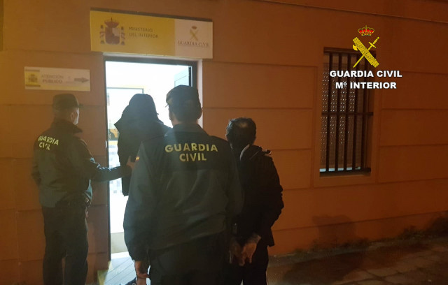 Veciños de Cangas (Pontevedra) detidos pola Garda Civil como supostos autores de varios roubos no municipio.