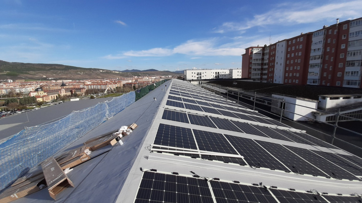 EuropaPress 2567310 Paneis solares fotovoltaicos no edificio de Seguridade Cidadá do Concello de Pamplona