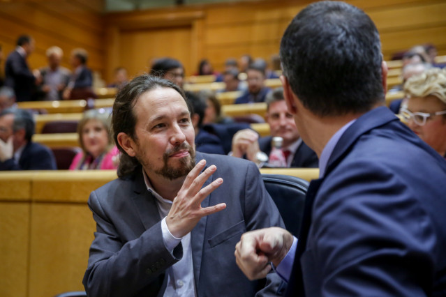 O vicepresidente do Goberno, Pablo Iglesias (i), xunto ao presidente do Goberno, Pedro Sánchez (d), durante a segunda sesión de control desta lexislatura para responder á oposición celebrada no Senado, en Madrid, ao 25 de febreiro de 2020.