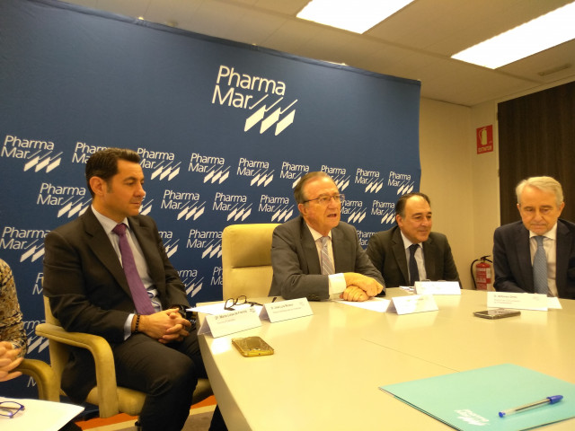 José María Fernández, presidente de PharmaMar, no centro, xunto con outros directivo da empresa