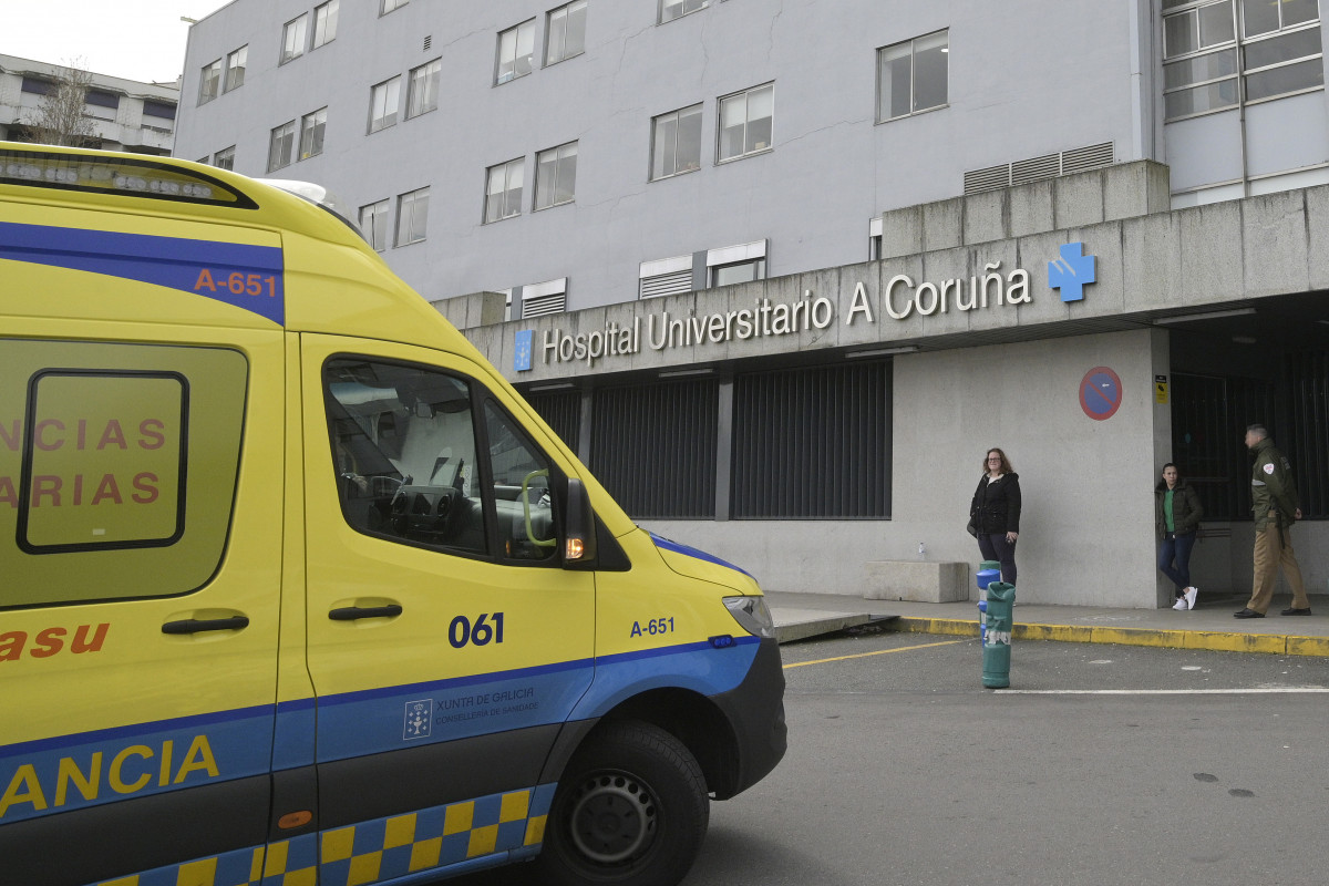 Unha ambulancia na entrada do Complexo Hospitalario Universitario A Coruña, onde un paciente procedente de Madrid está illado por coronavirus, na Coruña/Galicia (España) ao 4 de marzo de 202