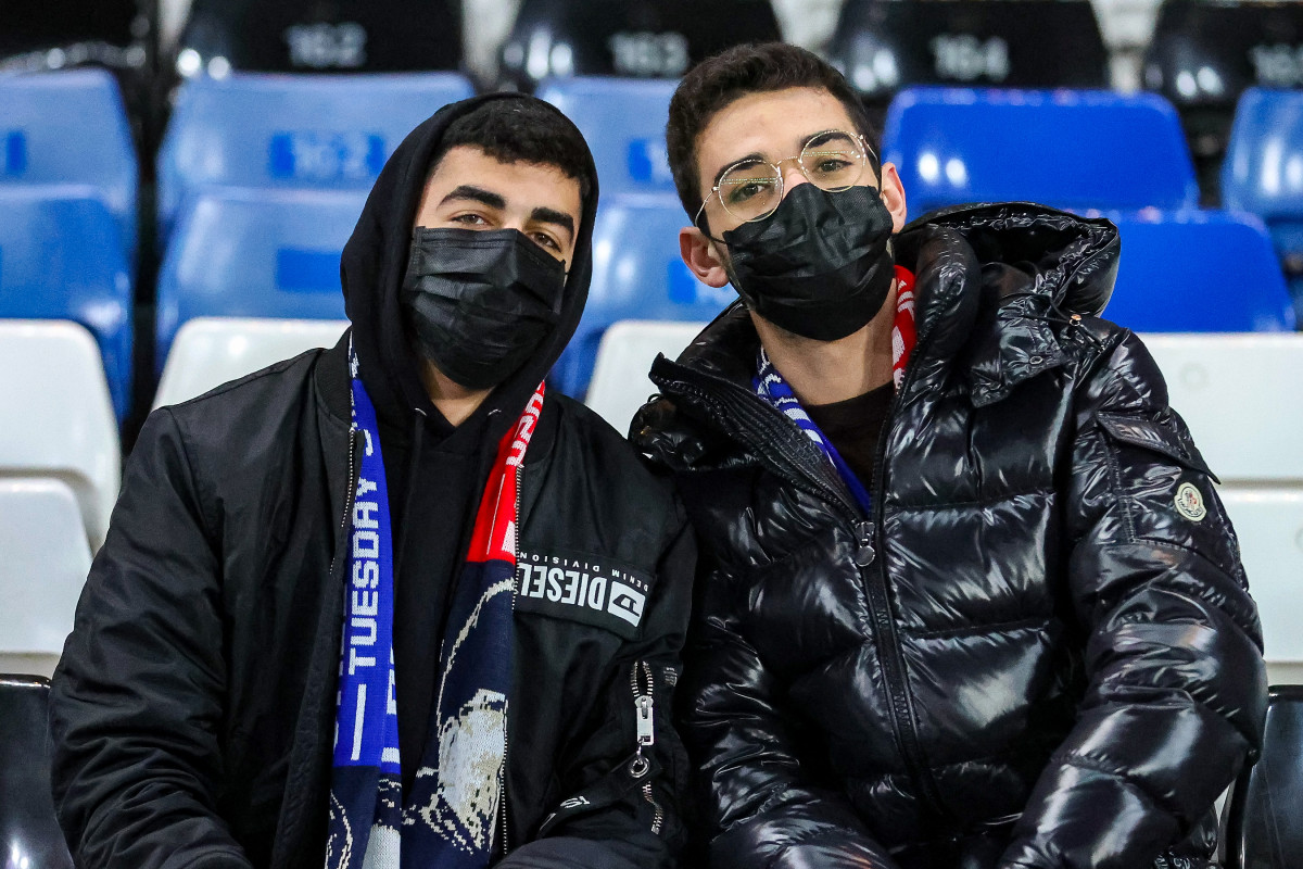 EuropaPress 2689454 two chelsea fans with face masks coronavirus during the fa cup match