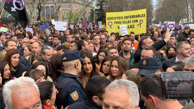 A vicealcaldesa de Madrid, Begoña Villacís, escortada per diversos policies durant a manifestació do 8 de març
