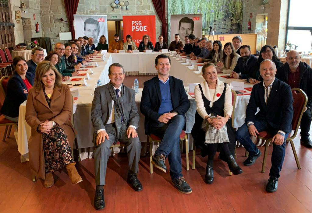 Gonzalo Caballero con Abel Caballero, Carmela Silva e outros dirixentes do PSdeG este martes en Pontevedra