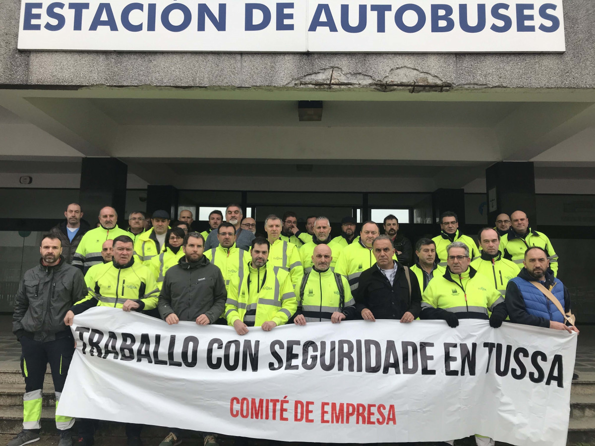 Persoal de Tussa concéntrase ante a estación de autobuses de Santiago de Compostela
