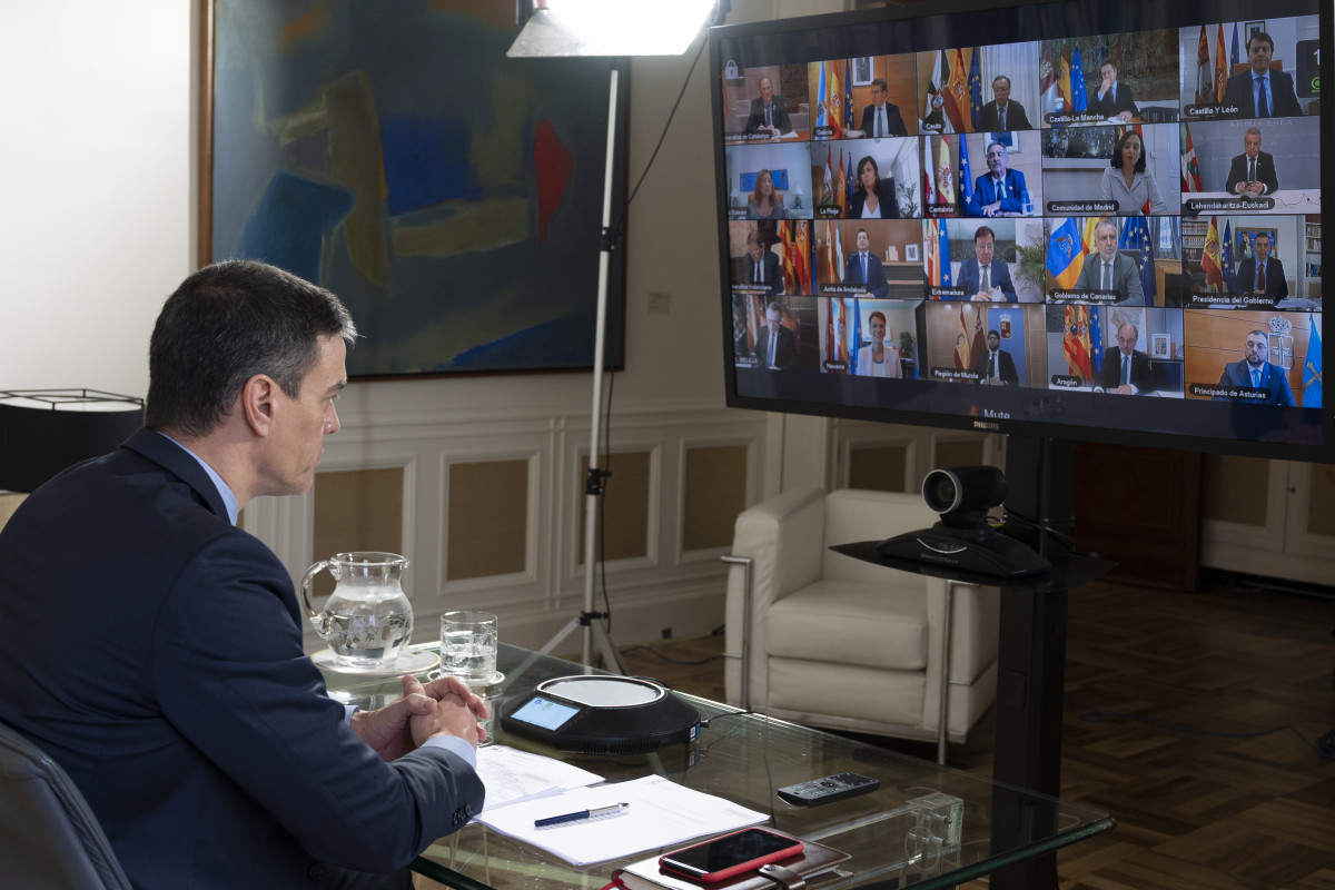 O presidente do Goberno, Pedro Sánchez, durante a videoconferencia cos presidentes autonómicos desde a Moncloa para tratar a crise do coronavirus, en Madrid, (España), ao 15 de marzo de 