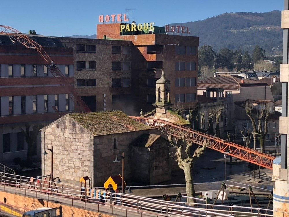 La caída de una grúa de grandes dimensiones provoca daños en la Capilla del Santísimo Cristo de la Agonía de O Porriño (Pontevedra) y en otros dos edificios, pero no causa heridos.