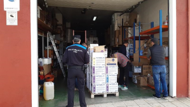 A Policía Local de Vigo requisa unha partida de luvas de vitrilo nun almacén dunha empresa, que comprometera a súa venda, en lugar de poñelos ao dispor das autoridades, durante o estado de alarma decretado polo coronavirus.
